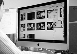 撮影した写真を確認する様子